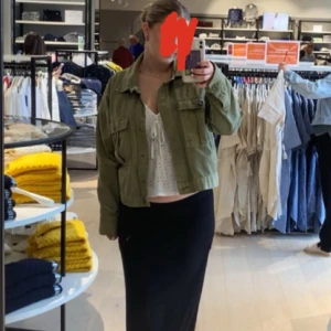 Olivgrön jacka från Samsa Collection - Säljer en olivgrön jacka från Samsa Collection.                I jätte bra skick, användfåtsl gånger stl L