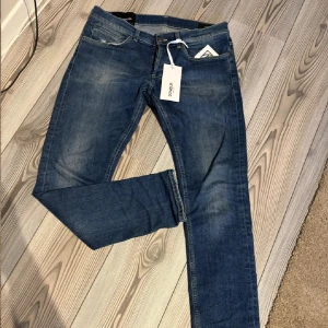 Dondup jeans - Säljer mina sällan använda Dondup jeans. Köptes nya, kvitto och tag medföljs. Är i storlek 33. Modell George. Jättebra skick.  ”hålet” på sista bilden är inget hål utan design som var där när jag köptes. Visar det så att det inte ska ske några missförstånd.