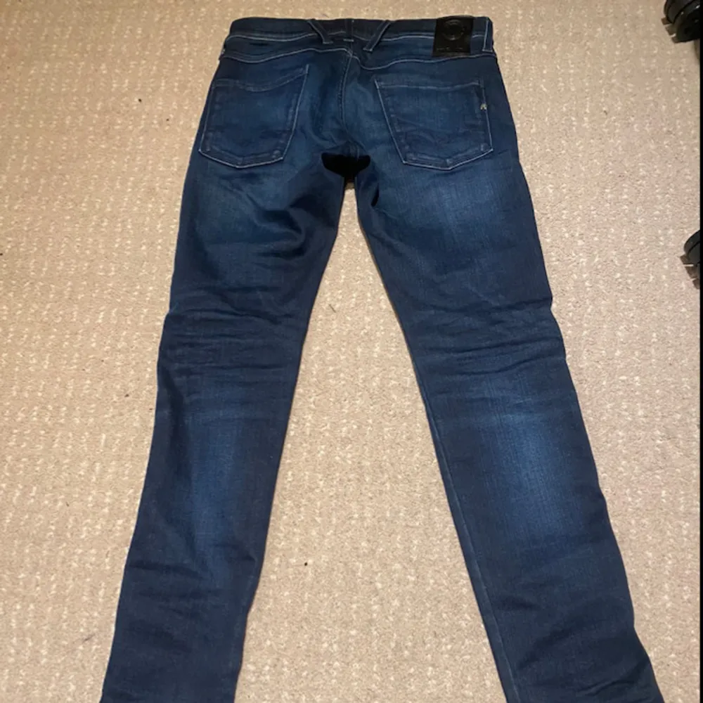 Snygga mörkblå jeans från Replay i storlek W29 L32. Perfekta för en stilren look. Märkesdetaljer på fickan ger en extra touch. Modellen heter Anbass hyperflex, och är väldigt bekväma! Vid frågor och funderingar är det bara till att meddela!. Farkut & Housut.