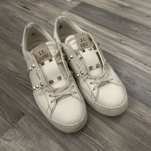 Valentino skor - Säljer mina valentinoskor då dem inte kommer till användning. Har tyvärr inte kartongen kvar! Skriv för fler bilder 🤗