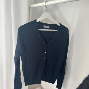 Kofta - Elegant blå kofta från basic you  med knappar framtill. Den har långa ärmar och en klassisk design.💕