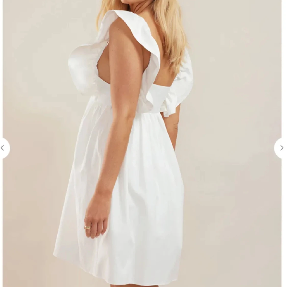 Vit klänning med volangdetaljer - 1