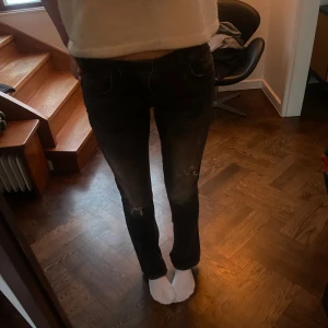 Grå jeans från LTB - Grå low Rise bootcut jeans från LTB med slitna detaljer i modellen valerie💕