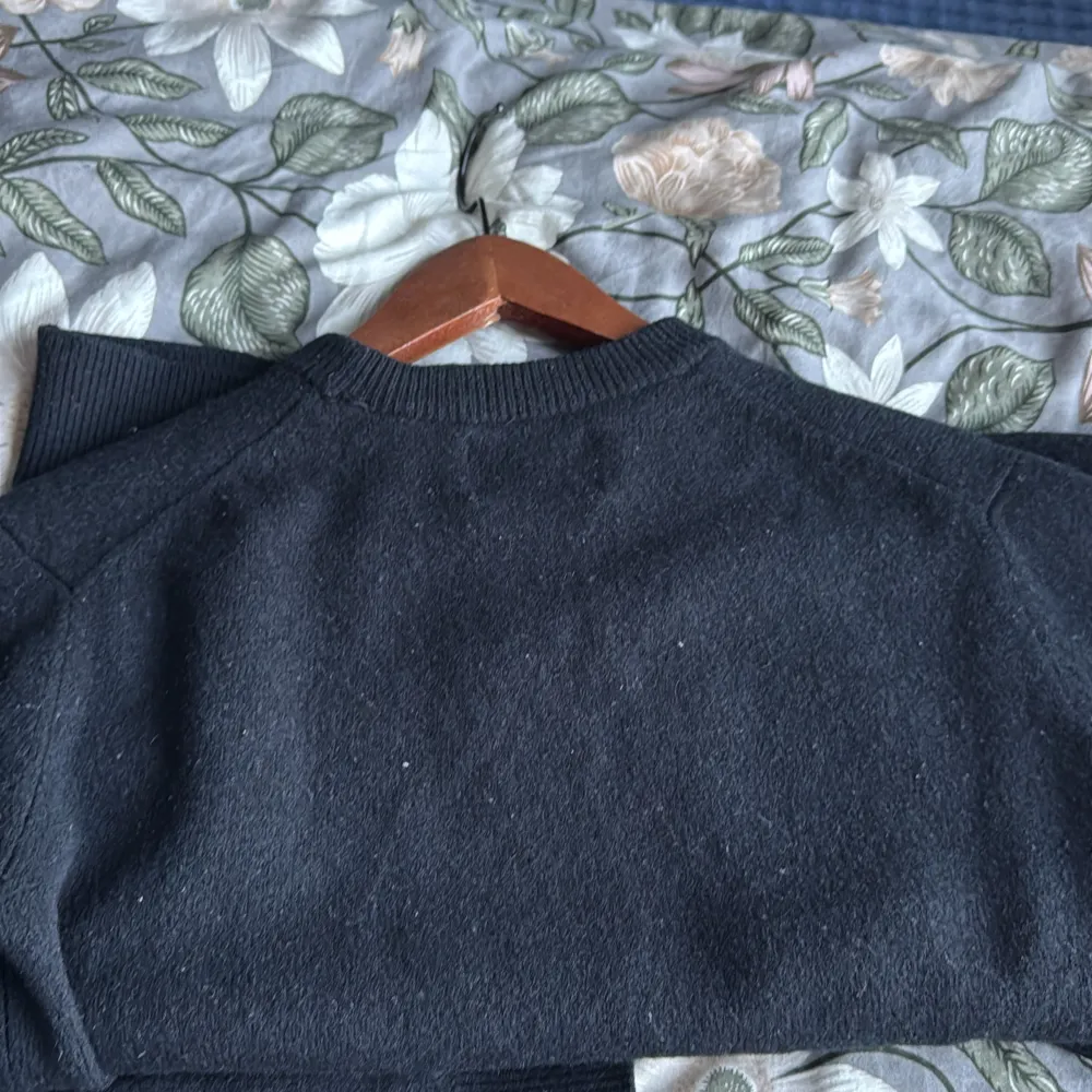 Säljer en stilren svart tröja från Vailent i storlek S. Tröjan har en klassisk design med långa ärmar och ribbad halsringning. Perfekt för en minimalistisk look.. Neuletakit & Villapaidat.