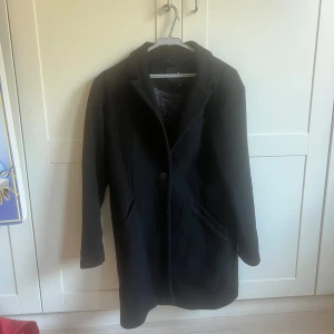 Svart kappa från Little Remix - Snygg svart kappa från Little Remix och är perfekt för kyligare dagar. Kappan har en stilren look som passar till många olika outfits. Tyvärr för liten för mig men verkligen så snygg! Köpt för över 1000kr och Säljer för 400kr + frakt. Kan gå ner i pris🫶🏻💫