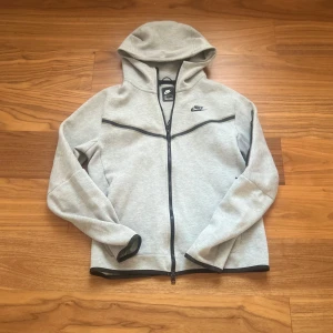 Nike tech fleece  - Hoodie i bra skick o väldigt bra pris, dem säljs för dyrare just nu!