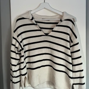 Randig tröja från Gina Tricot - Säljer en snygg randig tröja från Gina Tricot i storlek S. Tröjan är vit med svarta ränder och har en avslappnad passform med v-ringning. jätteskön och fin men säljer pga garderobsrensning 🩷 