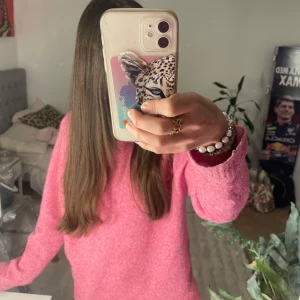 Rosa stickad tröja från Vero Moda - Säljer en mysig rosa stickad tröja från Vero Moda. Perfekt för kyligare dagar med sin mjuka och bekväma passform. Tröjan har långa ärmar och en klassisk rund halsringning. Tröjan är nopprig på framsida och armar, säljer därför billigt 💗