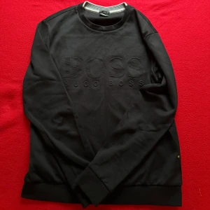 Svart tröja från Hugo Boss - Säljer en stilren svart tröja från Hugo Boss. Tröjan är i mycket bra skick och inga problem med den. Köpt från Nk Göteborg. 