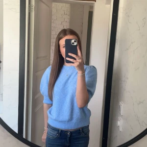 Ljusblå tröja från Vero Moda - Säljer en söt ljusblå tröja från Vero Moda. Tröjan har korta puffärmar och en rund halsringning, tyvärr lite nopprig men inget som jag upplever märks tydligt💙