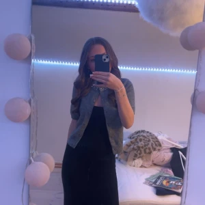 Grå kofta från H&M med pärldetaljer - Säljer en stilren grå kofta från H&M med korta ärmar och vackra pärldetaljer runt halsringningen. Går att styla fint på flera olika sätt, knappt använd💘