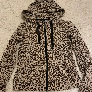 Leopard hoodie från Gina Tricot - Säljer en leopardmönstrad hoodie från Gina Tricot i storlek XXS, den är i jättebra skick!💓