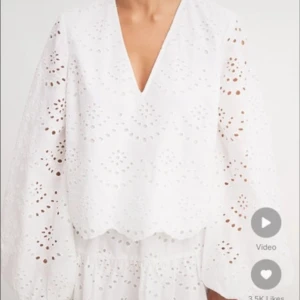 Vit blus från nakd - Vit blus ifrån nakd, ny med prislap, säljer då den inte kommit till användning 