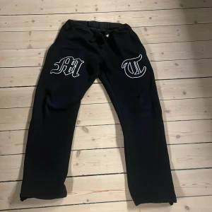 Svarta Tuttolente byxor!!! - Svarta mjukisbyxor från tuttolente!! Bra kondition förutom defekter som vissas på bilderna inget som syns när man använder dem som tur. Helt slutsålda överallt!!!! Pris inte helt hugget i sten! Skriv vid minsta lilla intresse. Mvh John