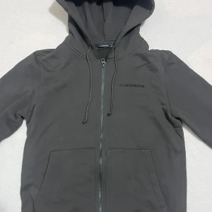 J. Lindberg zip up hoodie - Oanvänd med tags svart zip up hoodie från J.lindberg storlek M 