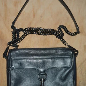 Rebecca Minkoff  - En snygg väska i skinn av designern Rebecca Minkoff, knappt använd. 