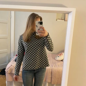 Svart och vit mönstrad tröja - Snygg svart och vit tröja med ett zigzag-mönster. Tröjan har en rak halsringning och är i lite tjockare material❤️ Super cool och unik! Pris kan diskuteras 💗 (Jeansen på första bilden finns i min profil)