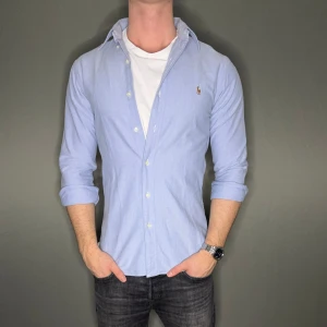 Ralph lauren skjorta - Hej säljer nu min fina Ralph Lauren skjorta i storlek S. Den är i nyskick och kommer vara otroligt snygg nu i vinter och framåt våren. Nypris cirka 1500kr! Vi kommer att sälja liknande produkter nu närmare våren så glöm inte följa profilen!🌊🍾