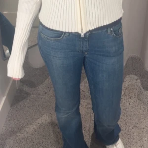 Blå jeans från ONLY - Snygga blå jeans från only. Säljer då de inte kommer till användning. Väldigt bra skick och priset går att diskuteras. Skriv även för fler bilder ❤️