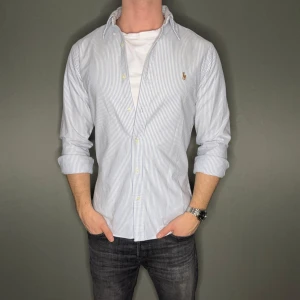 Ralph lauren skjorta - Hej säljer nu min fina Ralph Lauren skjorta i storlek M. Den är i nyskick och kommer vara otroligt snygg nu i vinter och framåt våren. Nypris cirka 1500kr! Vi kommer att sälja liknande produkter nu närmare våren så glöm inte följa profilen!🌊🍾