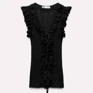 Topp från Zara - Snygg svart ribbad topp från Zara med volangdetaljer och v-ringning.💕