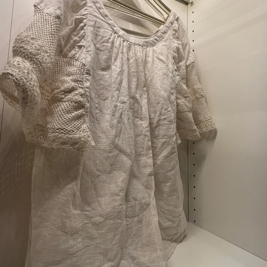 Vit blus med spetsdetaljer - 1