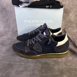 Philippe model trainers  - Fint skick förutom defekten under skon, kan förmodligen fixas | Men därav priset på endast 500 kr | Size 44 | fraktas spårbart inom 24 timmar med PostNord eller instabox ✉️ | inget og medföljer 
