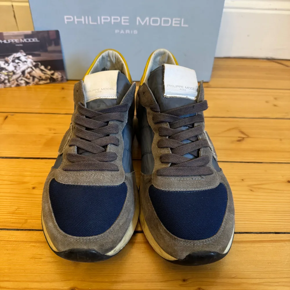 Tvärfeta Philippe Model Paris TRPX | storlek EU 42 | Nypris ca 3000kr| Orginal box och lapp medföljer vid köp | Skick 8/10, fint overall skick men tillkommer små defekter, såsom att sulan är sliten på insidan men även undersidan av skon vid hälen | skriv för fler bilder eller om du har några frågor //HLselling. Kengät.
