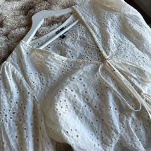 Vera mode blus  - En jättefin somrig vit blus som inte kommer till användning, använt den ca 3 gånger och är i fint skick, köpt för 600 säljer för 420kr❤️