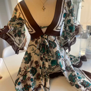 Asymmetrisk Blus - En fin färgglad blus/kort klänning med fina former och färger, i storlek 38 som är M. Märket är Karen millen, och har använt den ett fåtal gånger. Säg till kring fler bilder eller förhandlingar ☺️🩷