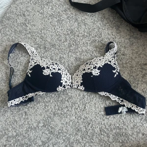 Intimissimi BH - Superfin intimissimi bh storlek 75C. Säljer då den har blivit för liten. Fint skick😊💞tvättas såklart innan den postas!