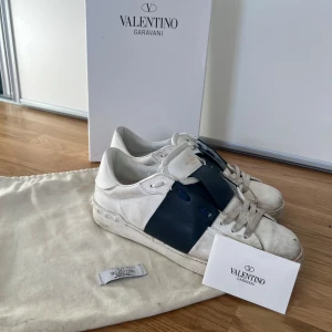 Valentino open skor - Ett par valentino open skor i storlek 44. Dekan behöva en rengöring men annars är skicket som på bilderna☺️Det medföljer även lådan, skopåsen och ett kuvert där det står lite om de. Skriv om du har några frågor!😃