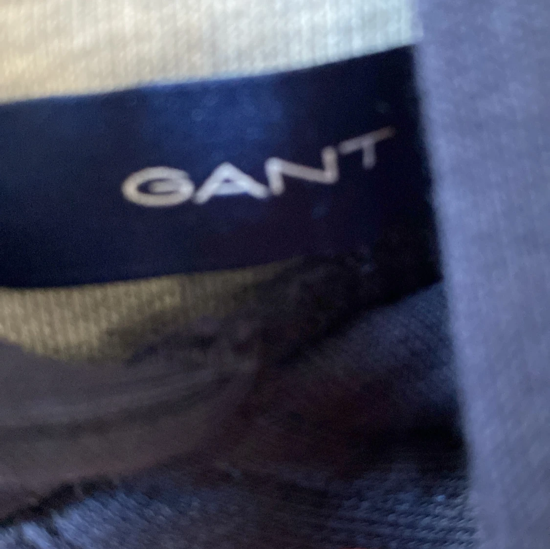 Mörkblå hoodie från GANT - 2