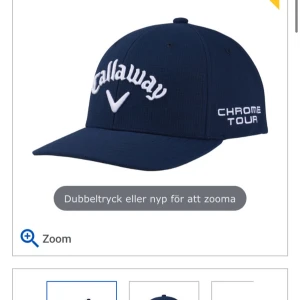 Blå keps från Callaway - Snygg blå keps från Callaway med broderad logga framtill och texten 'Chrome Tour' på sidan. Perfekt för golfentusiaster eller som en stilren accessoar till vardags. Justerbar passform för optimal komfort.kom med ett pris 