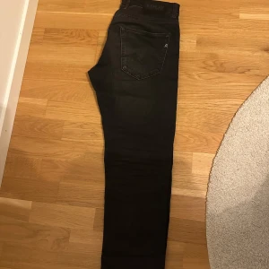 Replay jeans - Snygga svarta jeans från Replay med knappgylf och klassisk femficksdesign. Perfekta för en stilren look. Passar till många olika outfits och tillfällen.