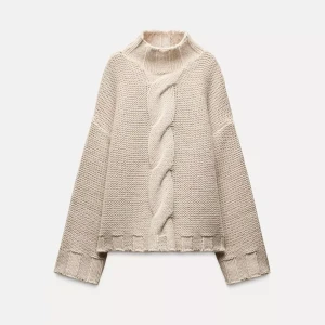 Stickad tröja med hög krage - Säljer denna fina turtleneck eftersom den inte kommer till användning längre. Den är ganska ny därav i väldigt gott skick!❤️ Hör av dig för egna bilder!