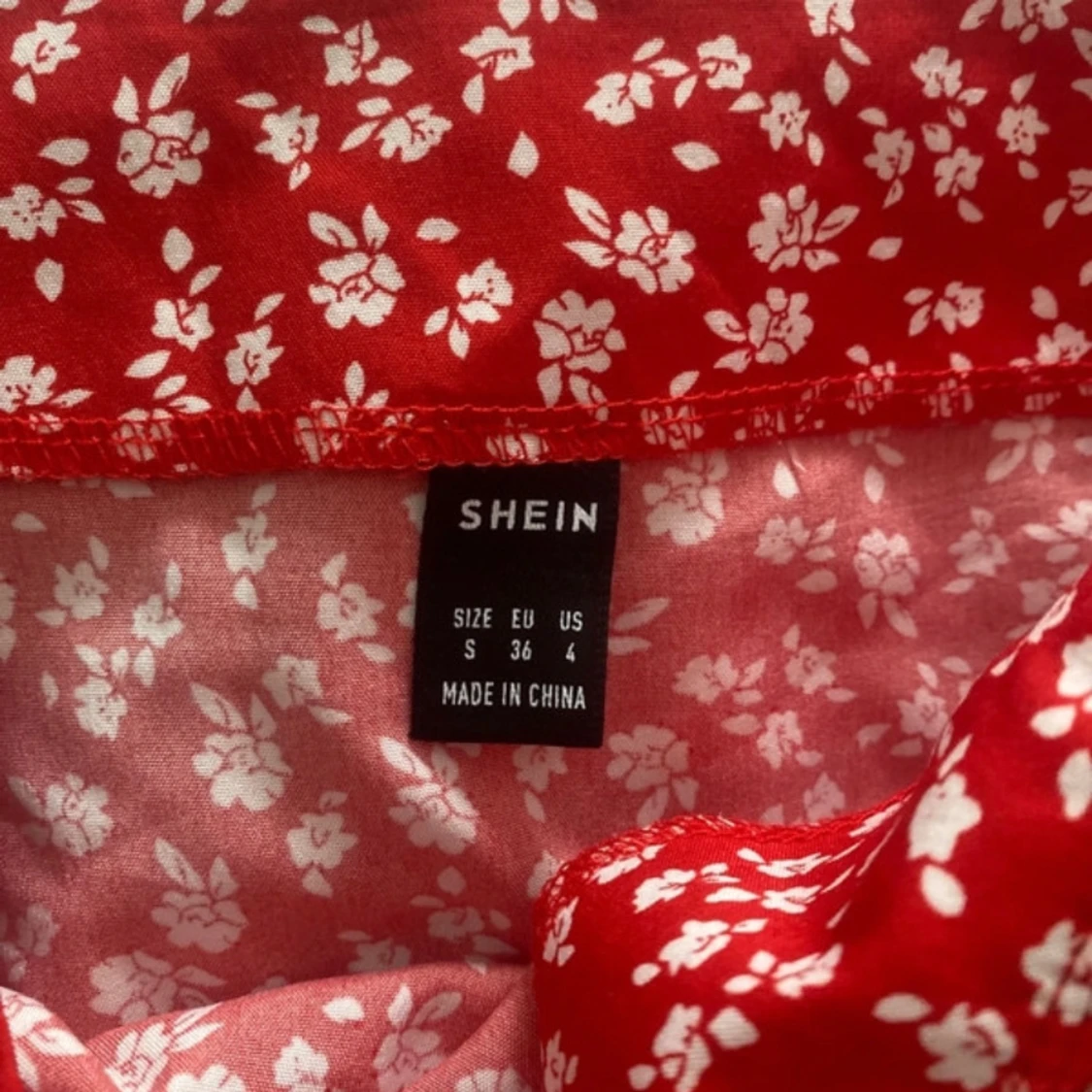 Röd blommig kjol från Shein - 1