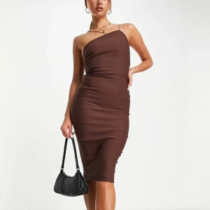 Brun Klänning - Brun klänning med tight passform från Asos (Vesper). Perfekt till festligare tillfällen. Använd en gång!🤎