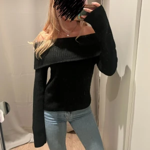 Svart offshoulder tröja - Snygg svart offshoulder tröja med långa ärmar och ribbad design. I storlek M från H&M💓