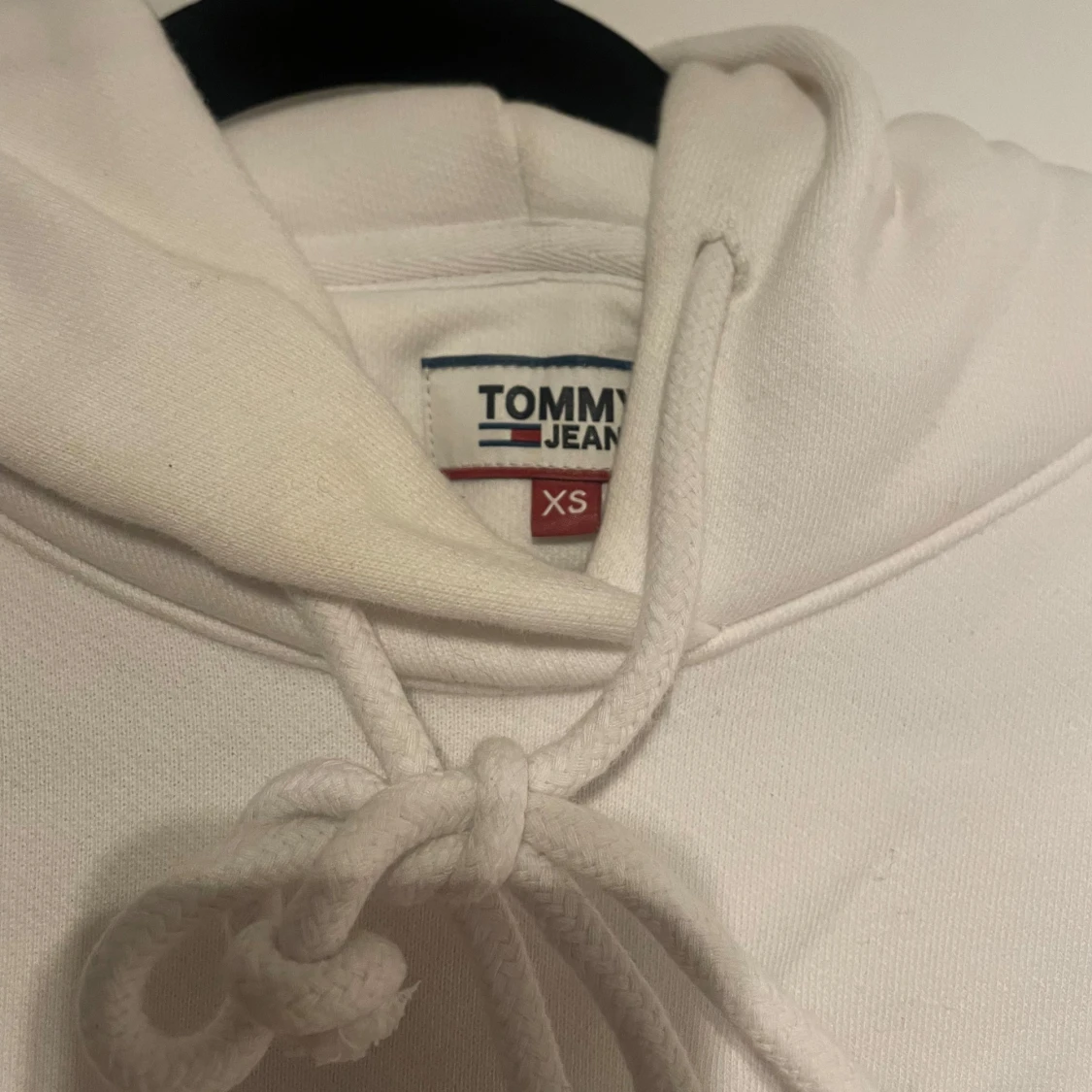 Vit hoodie från Tommy Jeans - 1