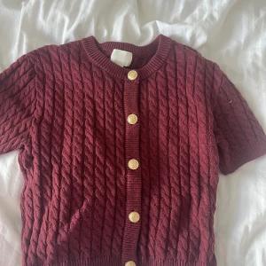 Vinröd trekvart tröja - Aldrig använd och liten i storleken 