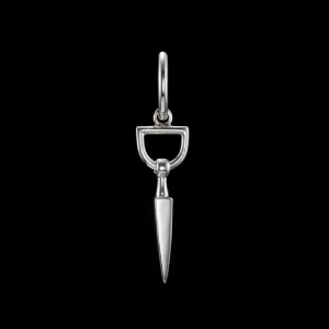 Silverörhänge från Maria Nilsdotter - Elegant silverörhänge från Maria Nilsdotter med en unik design. Örhänget har en spetsig hängande detalj som ger en modern och stilren look. Perfekt för att ge en extra touch till din outfit.