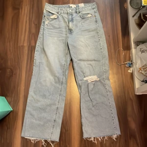 Jeans med slitningar  - Säljer ett par ljusblå jeans från H&M I                      Storlek 44 men de är små i midjan 💕 de har raka vida ben och en hög midja samt slitningar på flera ställen ⭐️