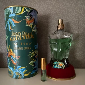Jean Paul Gaultier Le Beau Paradise Garden sample  - Säljer en samples av Jean Paul Gaultier Le Beau Paradise Garden parfym. 3 ml. Vid köp av fler samples ger jag gärna bättre pris
