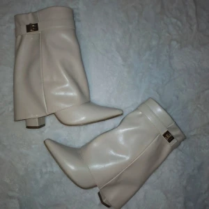 Foldover bootz  - Snygga beige stövletter med klack och spetsig tå. De har en dekorativ detalj med spänne på sidan. Perfekta för att ge en elegant touch till din outfit.🥰