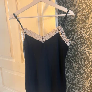 Svart linne med spetsdetaljer från Intimissimi - Super fint linne i den trendiga kollektionen pretty flower från intimissimi. Det är ett linne som används till vardags och inget underlinne. Enbart testat och i fint skick! Skicka privat för fler bilder eller frågor