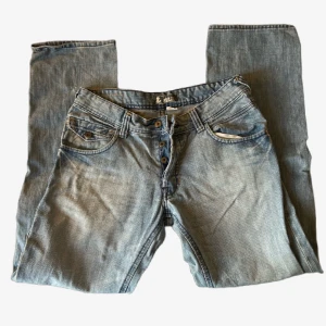 Ljusblå jeans🩵 - Lågmidjade straight leg jeans köpta på vinted! W32 L32 men aningen små i storleken. Assnygga men tyvärr för små för mig. Har ett litet hål på baksidan av vänster ben längst ner (sista bilden) Pris kan diskuteras!