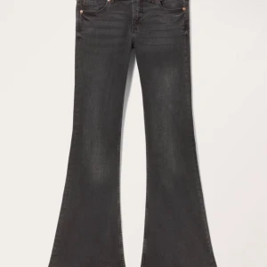 Svarta bootcut jeans - Snygga svarta, low waist, bootcut jeans.De har en klassisk fick design och är perfekta för en stilren look. De är från MONKI och de är i helt nytt skick. Säljer pga att de ej kommer till användning och även är för långa på mig. Köpta för 600kr säljer för 450kr då de är i perfekt skick.