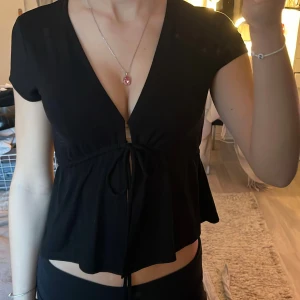 Svart kortärmad topp med knyt - Snygg svart topp med korta ärmar och v-ringning💕💕