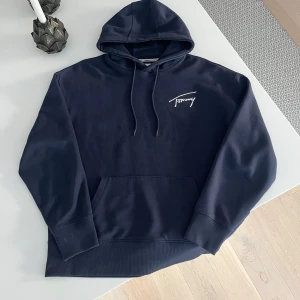 Tommy Hilfiger hoodie - Säljer nu denna snygga hoodien till ett bra pris. Vid frågor eller funderingar så bara fråga på. Öppen för att diskutera pris!